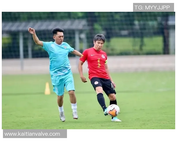 足球明星们的亲密合照展现团结与友谊的精彩瞬间