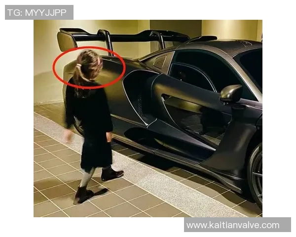 金发扎辫子的足球明星如何在绿茵场上展现独特风采与魅力